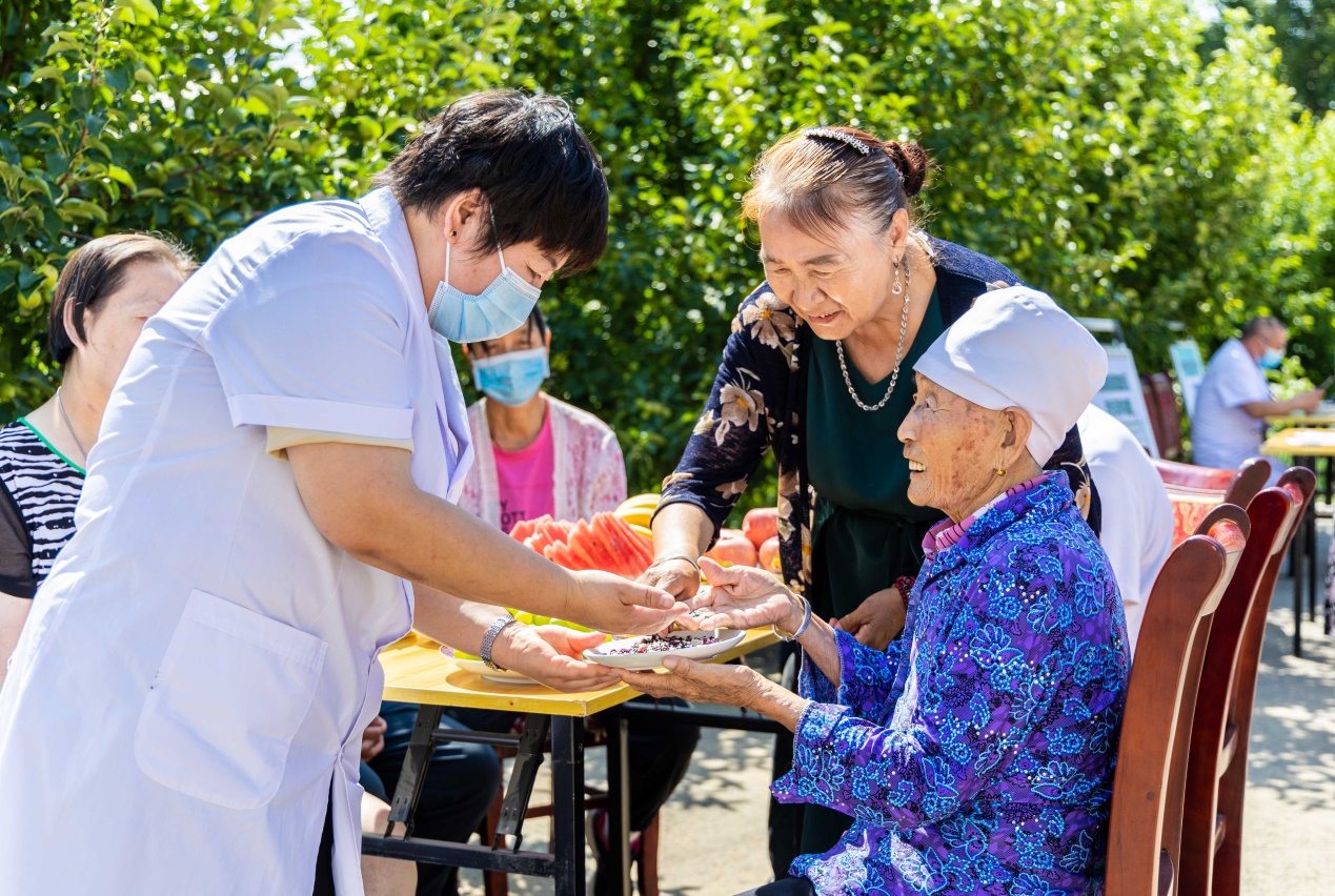 呼和浩特：情系养老院 义诊送健康